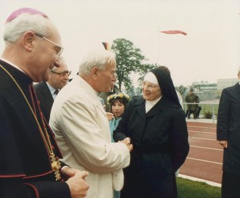 Begrüßung mit Bischof Dr. Anton Schlembach Begrüßung mit Bischof Dr. Anton Schlembach
