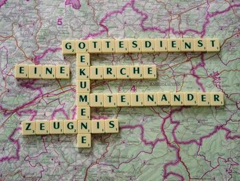 Auf einer Landkarte des Bistums Speyer ist mit Scrabble-Steinen das Wort Ökumene mit dazu passenden weiteren Begriffen gelegt